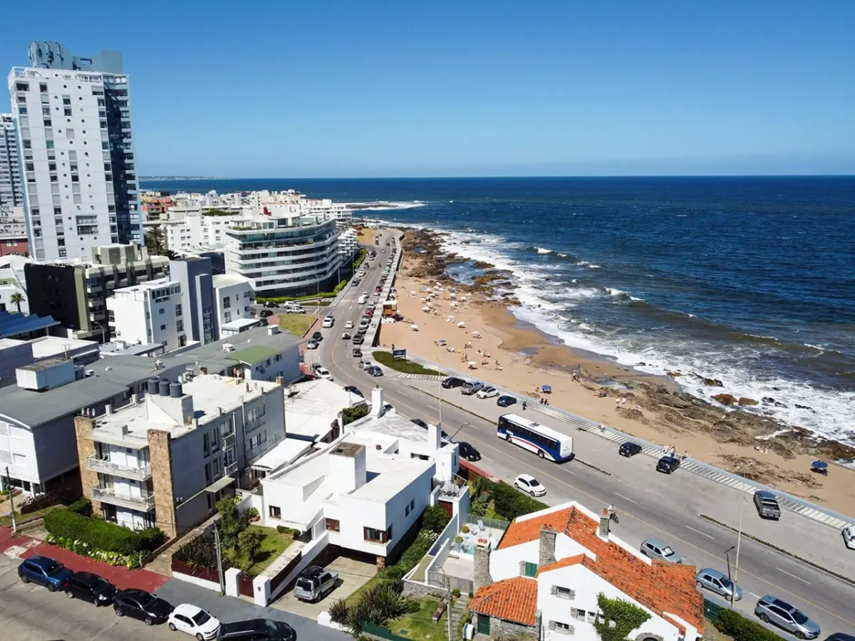 Alquiler Enero Punta del Este: Casa Frente al Mar en La Península