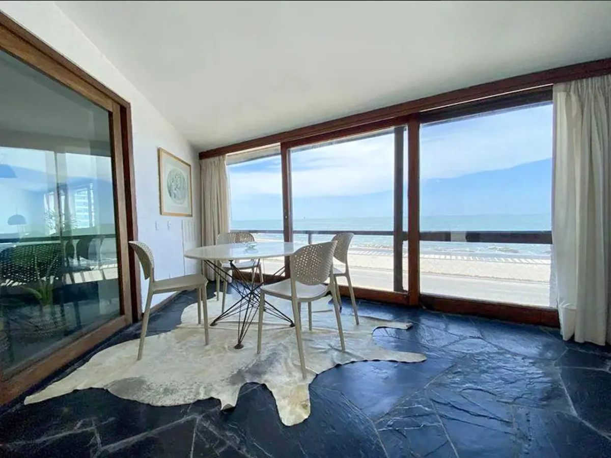 Alquiler Enero Punta del Este: Casa Frente al Mar en La Península