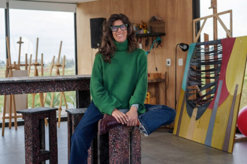 La artista visual y diseñadora Mariela Soldano en su taller de Pueblo Mío, Manantiales.