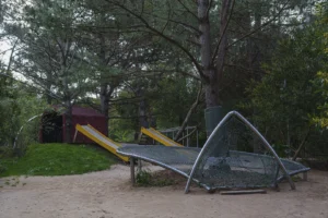 Estructuras recreativas integradas orgánicamente al espacio verde.