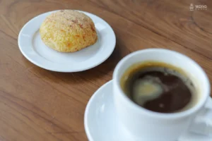 Chipá caliente y café americano: una combinación que nunca falla.