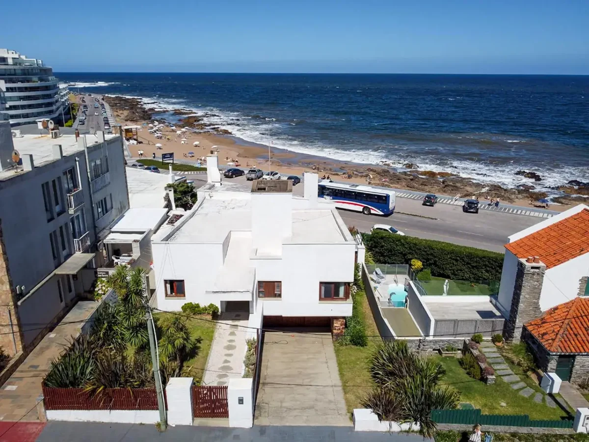 Alquiler Enero Punta del Este: Casa Frente al Mar en La Península