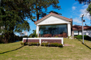 Sede de BCBSU en Punta del Este, ubicada en Av. Roosevelt y Parada 9. Su localización sobre la principal arteria del balneario garantiza un acceso ágil y directo.