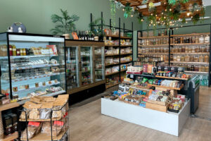 Frescos, bebidas naturales y una gran variedad de productos a granel.