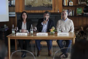 Soledad Marzano, Martín Laventure y Gonzalo Cortinas responden las preguntas de los medios en la presentación oficial de Habitar.