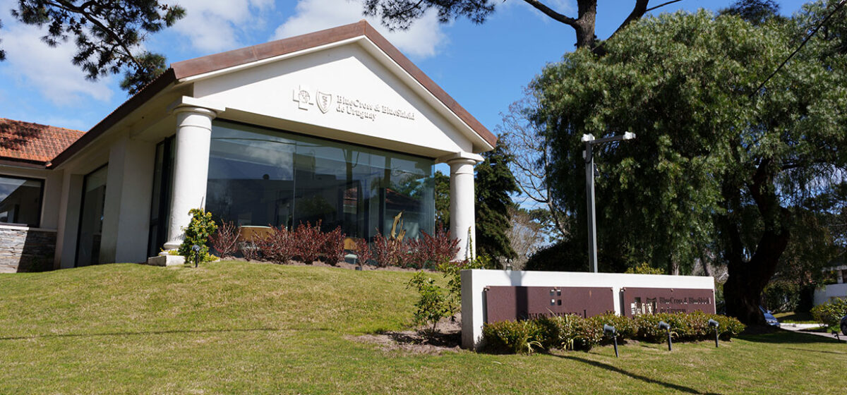 Sede de BCBSU en Punta del Este, ubicada en Av. Roosevelt y Parada 9. Su localización sobre la principal arteria del balneario garantiza un acceso ágil y directo.