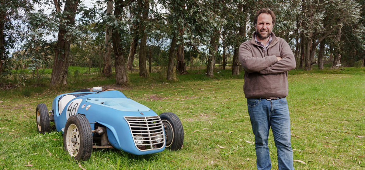 Nicolás Dellepiane posando junto a un Fiat 6C 1500 Sport año 1949. Diseñado y construido por la misma familia Dellepiane.